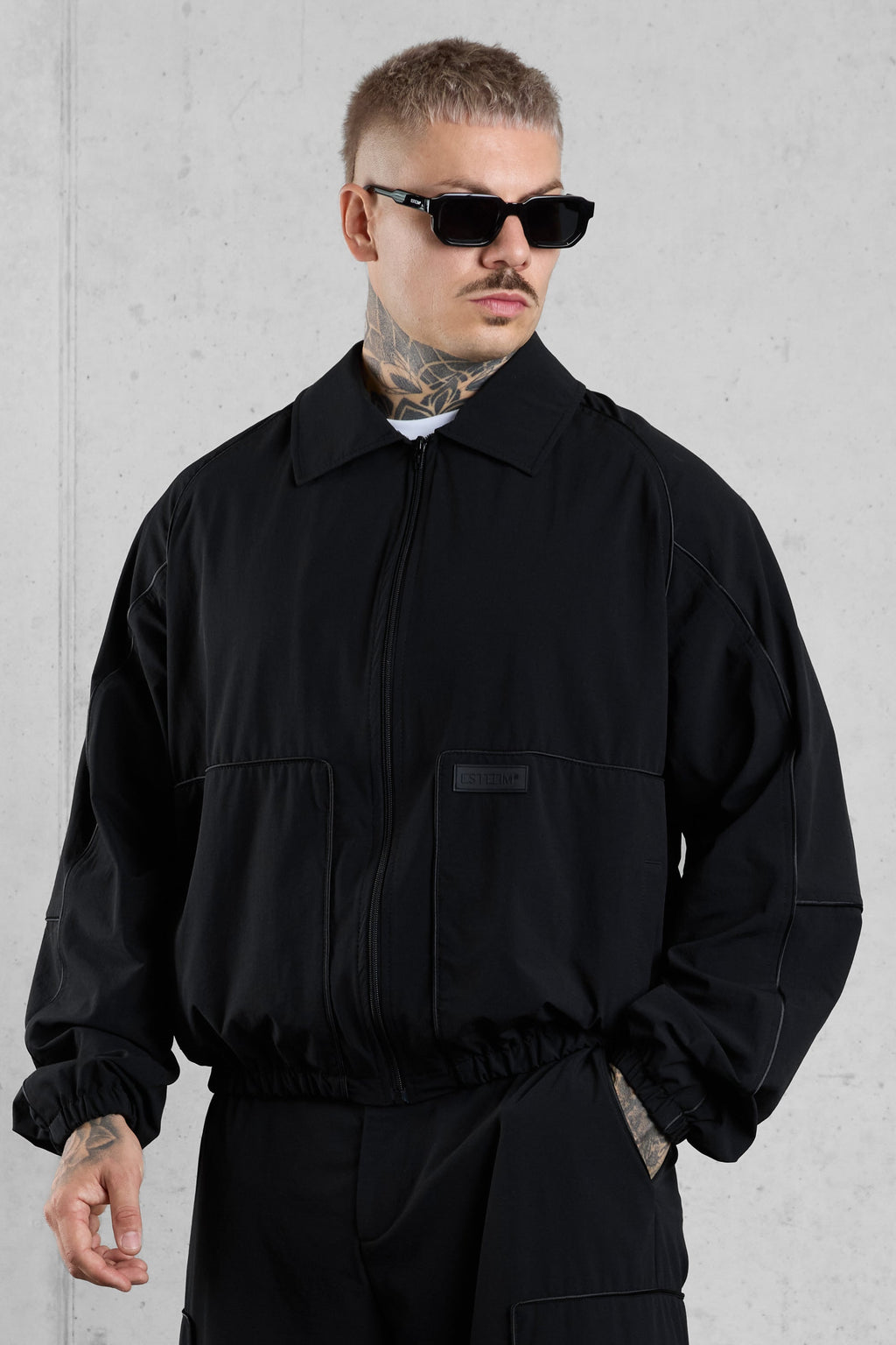 Chaqueta deportiva de nailon negra