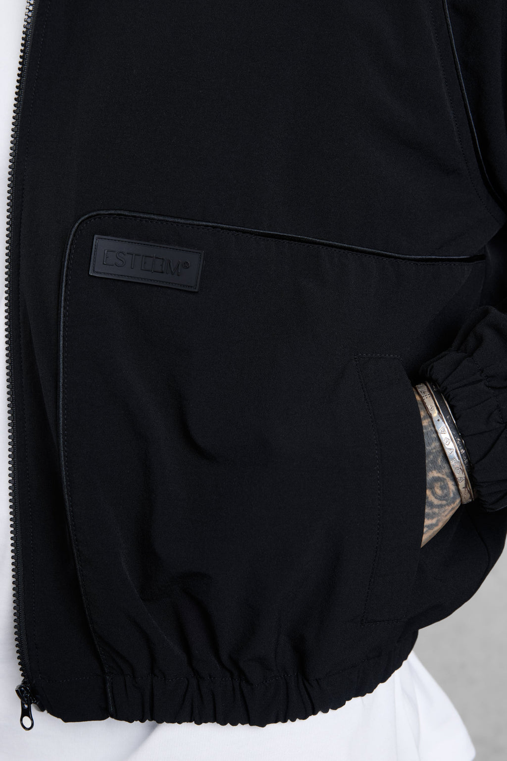 Chaqueta deportiva de nailon negra