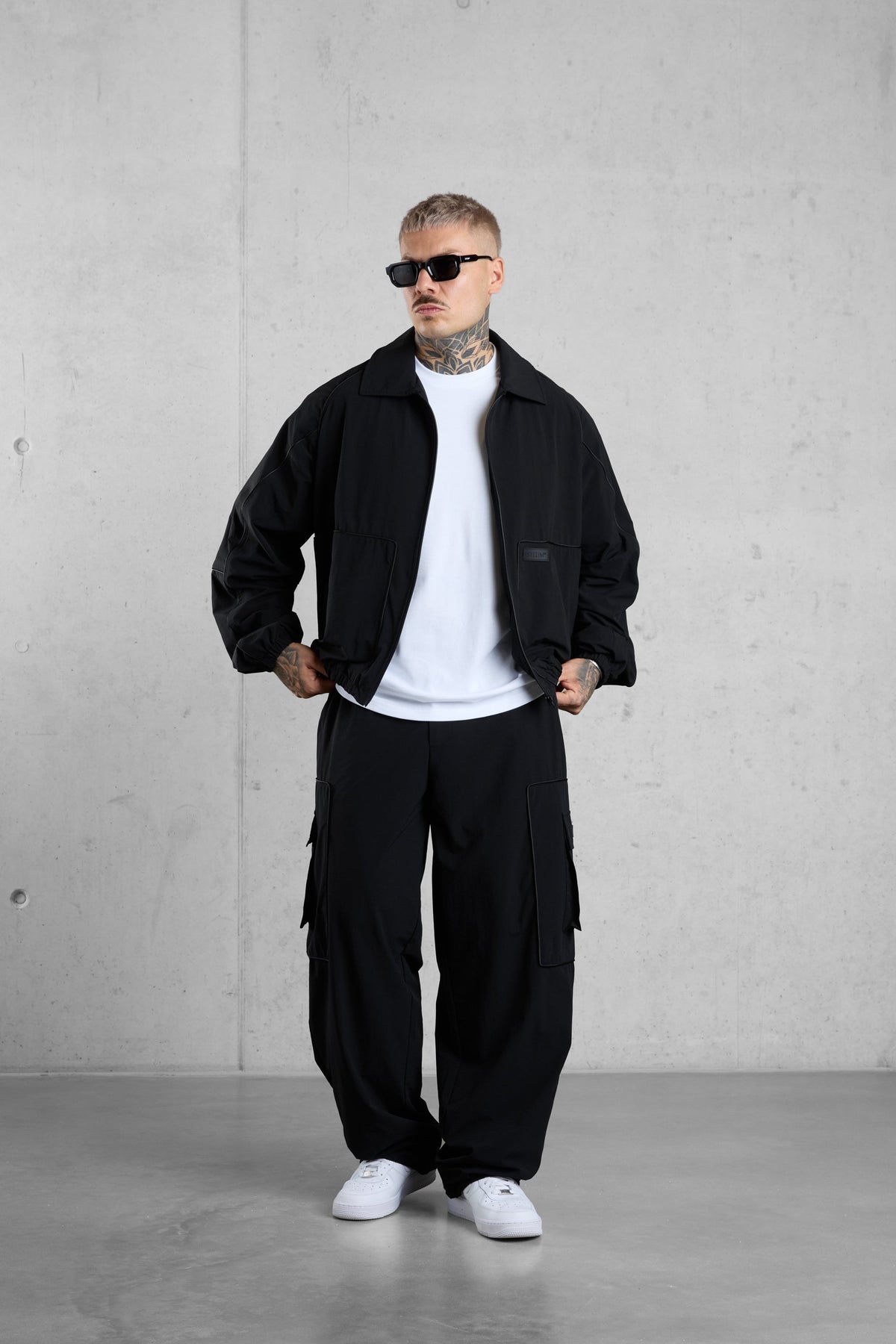 Chaqueta deportiva de nailon negra