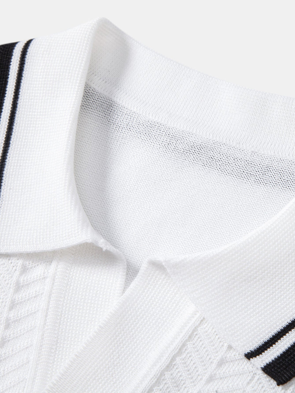 Polo de punto con cuello en V y jacquard texturizado en contraste