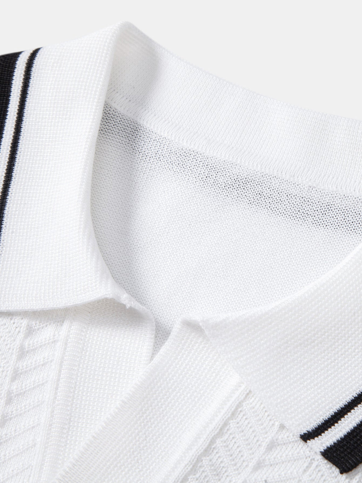 Polo de punto con cuello en V y jacquard texturizado en contraste