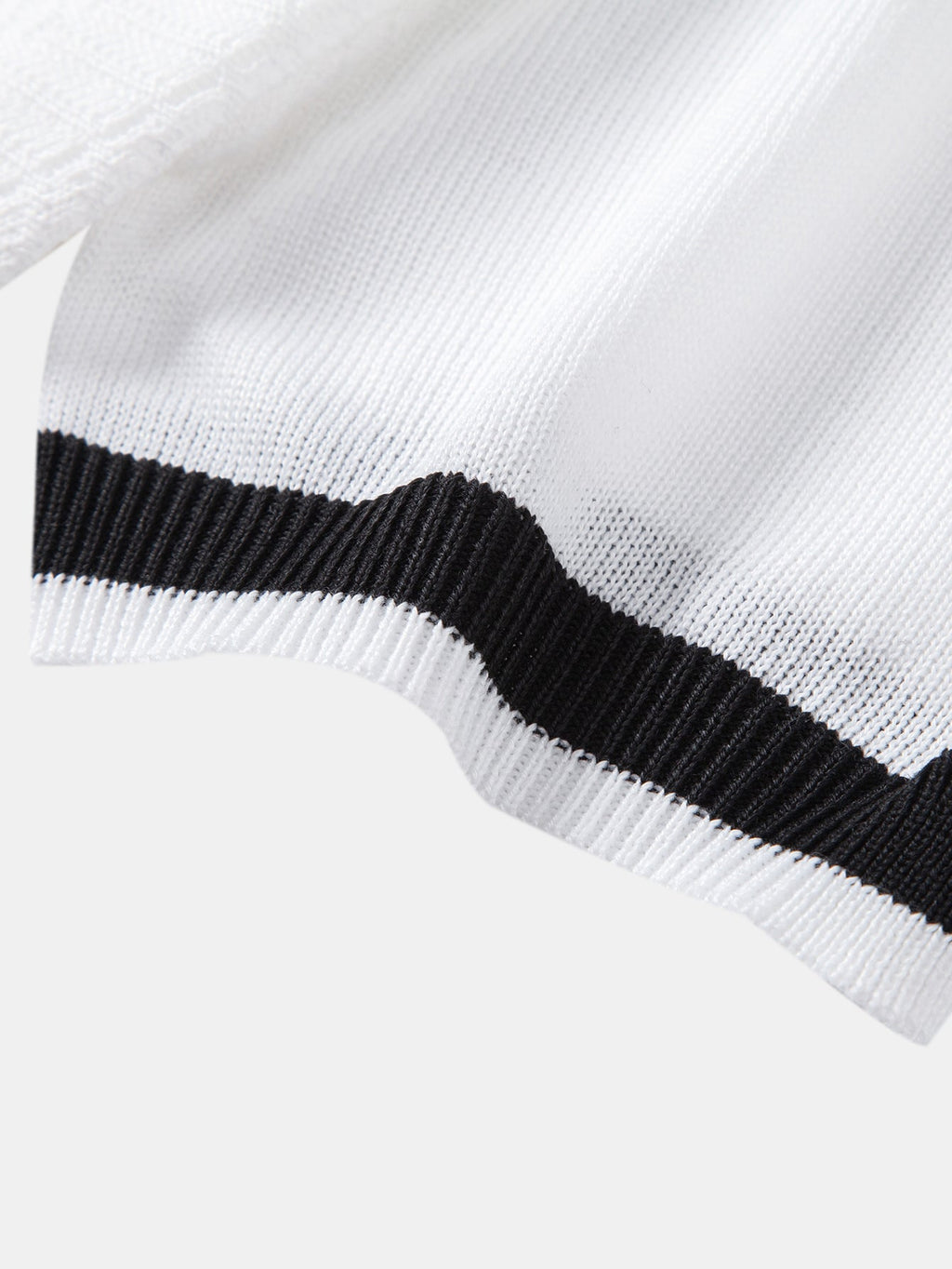 Polo de punto con cuello en V y jacquard texturizado en contraste